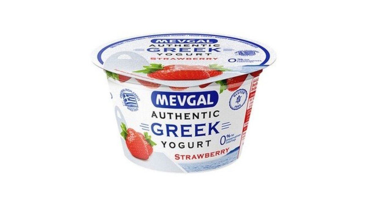 «Мевгал» — греческий йогурт 0% с клубникой, 6 шт. по 150 г, без глютена.