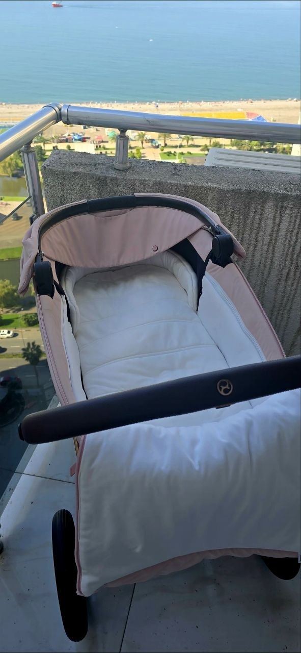 Люлька Cybex Priam 4 премиум-класса с адаптерами и дождевиком