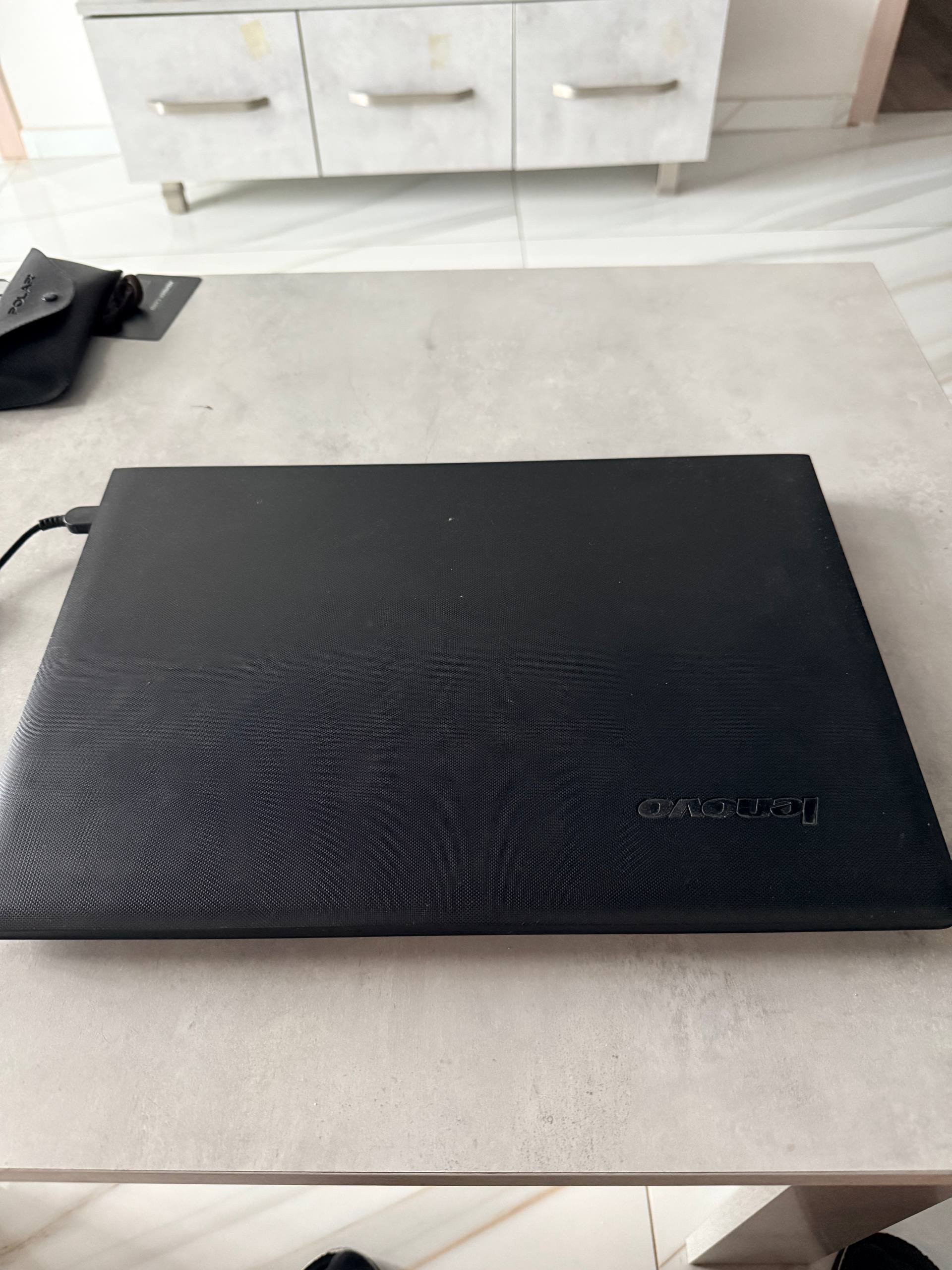 Ноутбук Lenovo (работает от сети) + беспроводная мышь