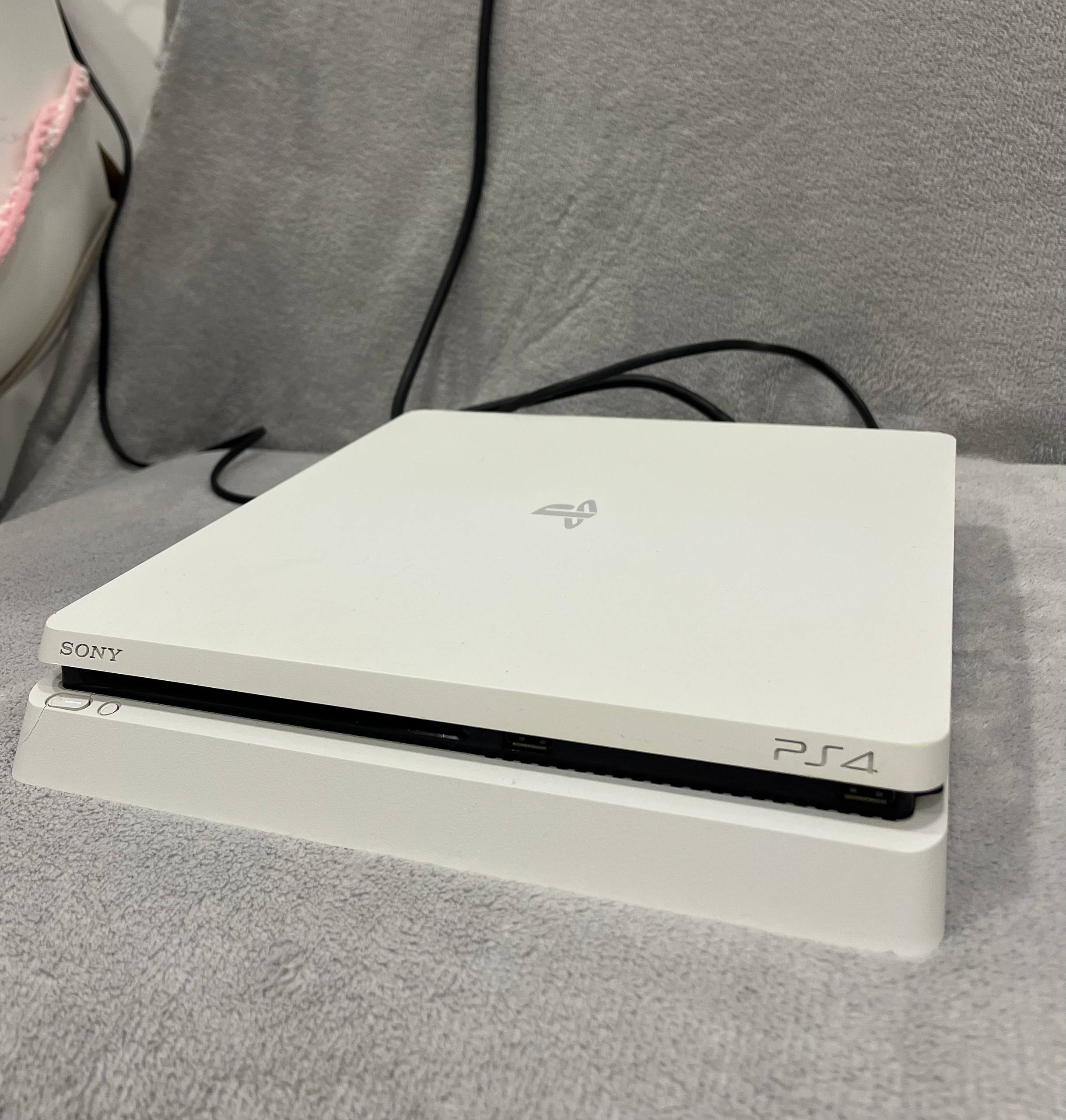 PlayStation 4 Slim 500GB белая с джойстиком и 3 играми