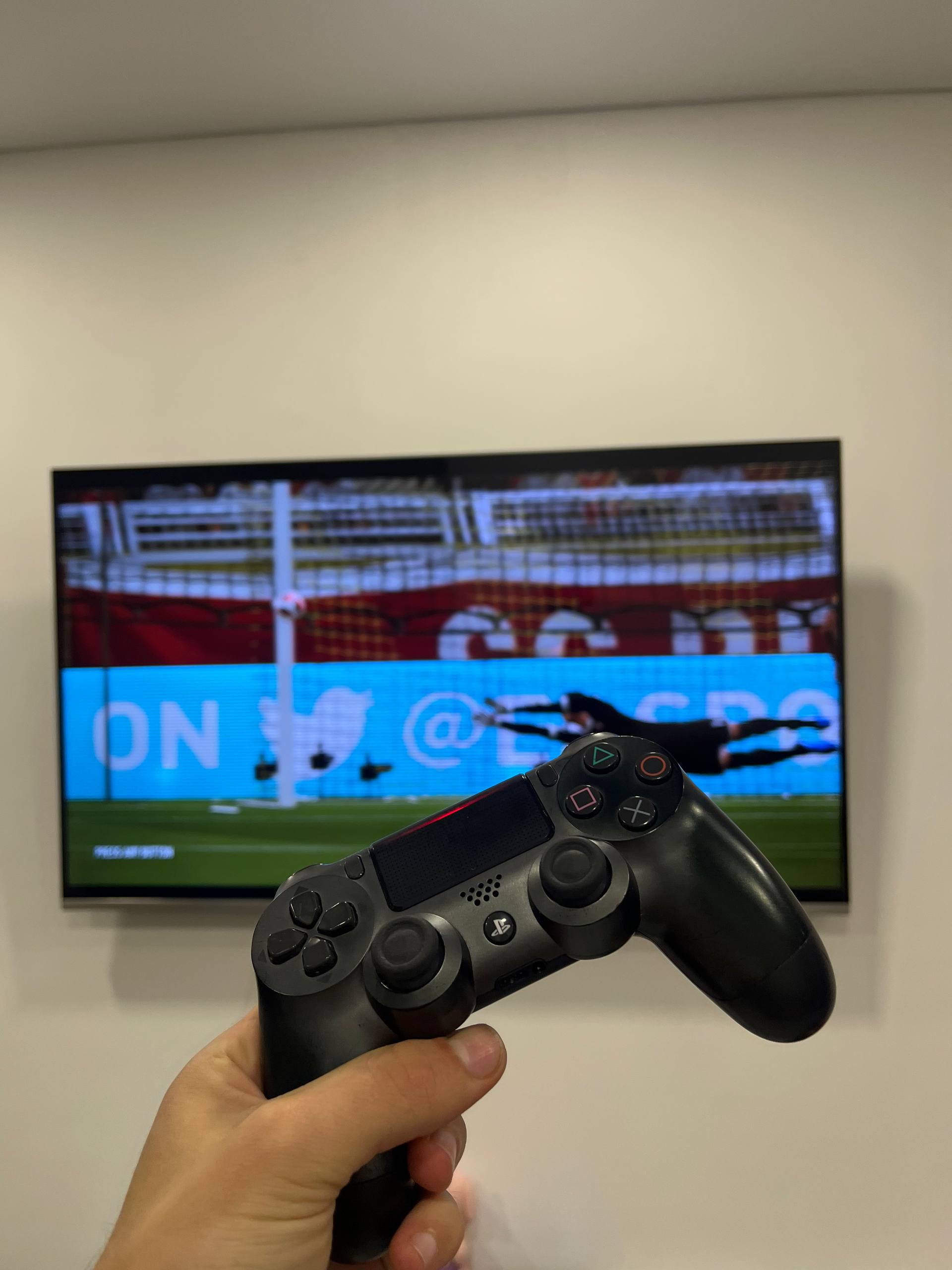 PlayStation 4 Slim 500GB белая с джойстиком и 3 играми