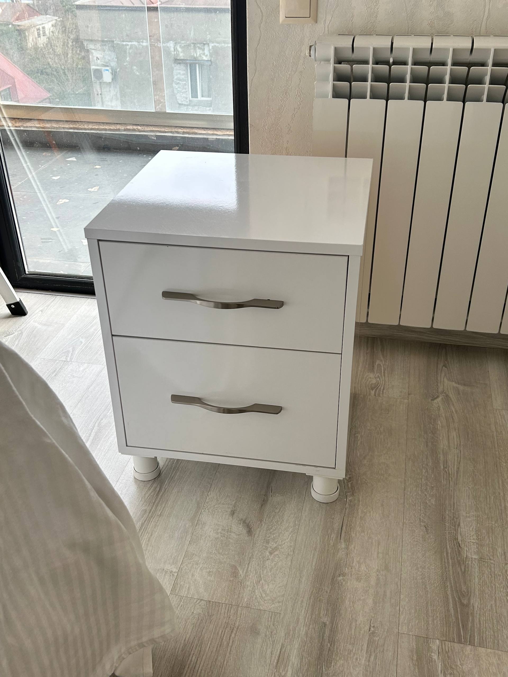 Прикроватные тумбочки 2 штуки