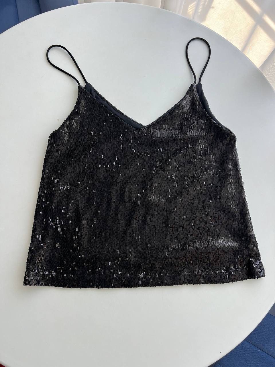 Чёрный топ в пайетках Mango