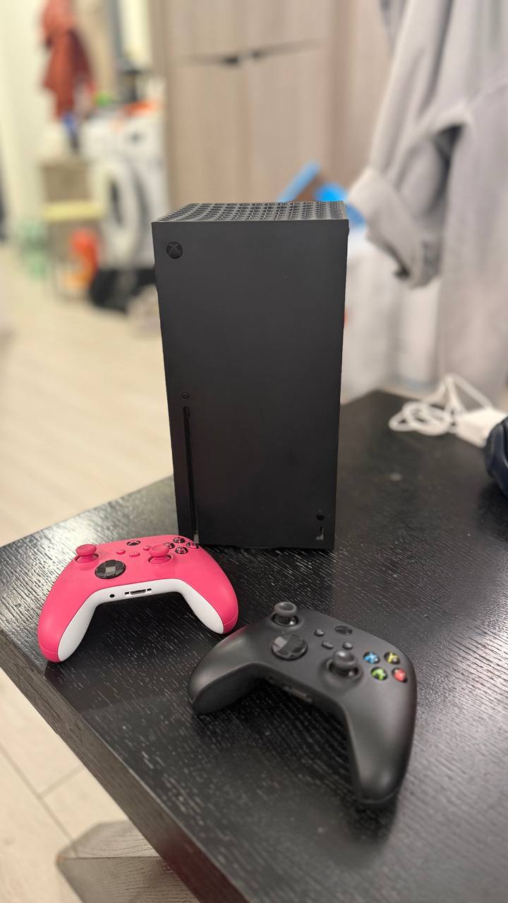 Xbox Series X с 2 геймпадами