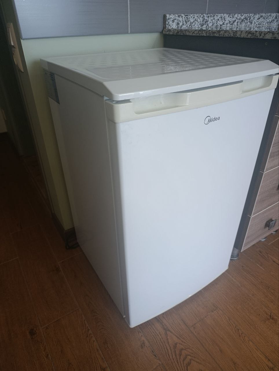 Холодильник Midea HS 130RN