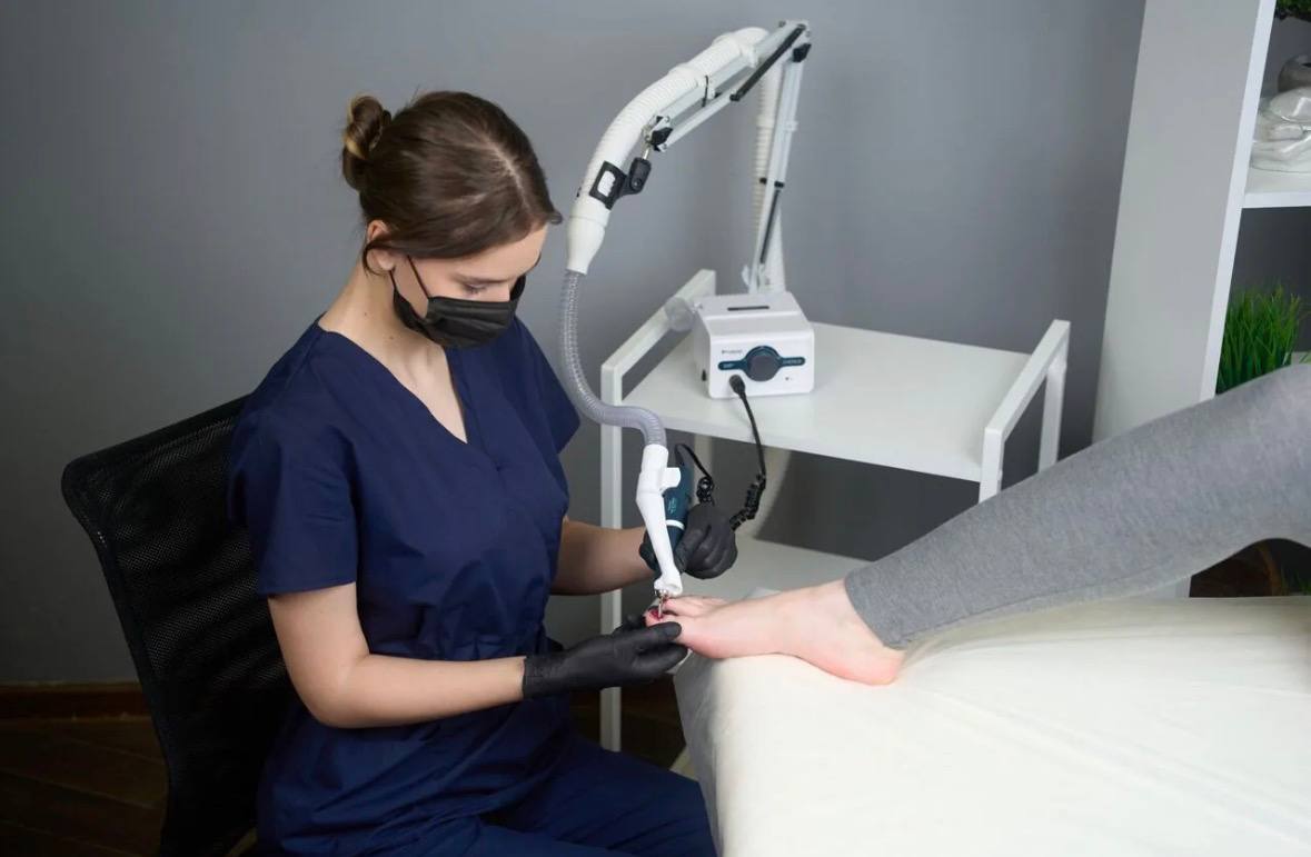 Вытяжка NailAssistant для педикюра