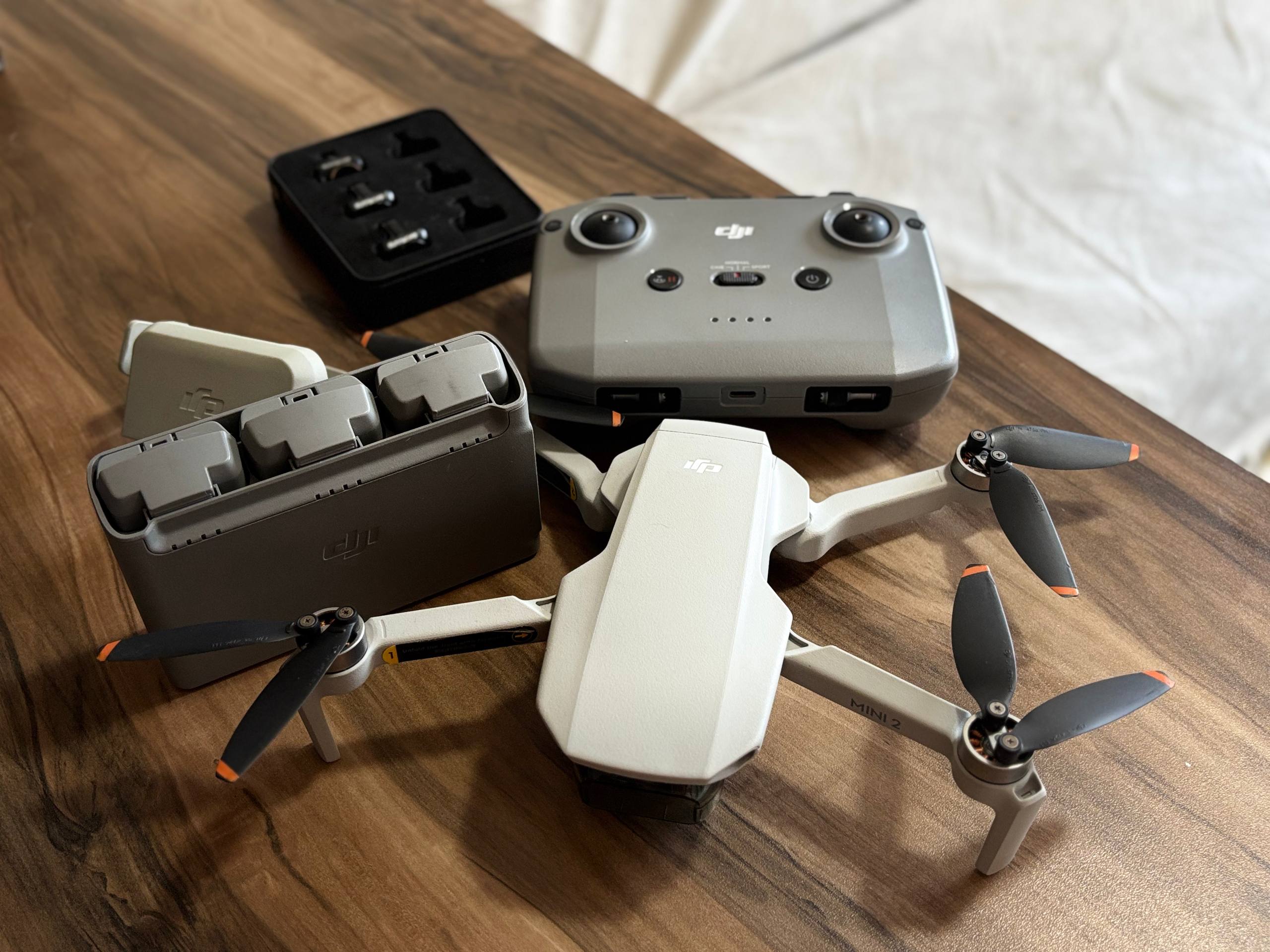 DJI Mini 2 с пультом, 3 аккумуляторами и аксессуарами