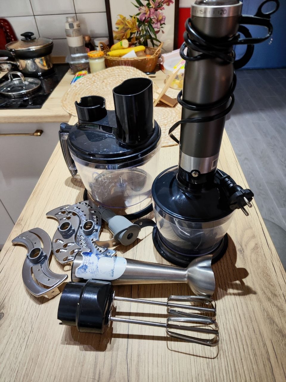 Кухонный комбайн с насадками