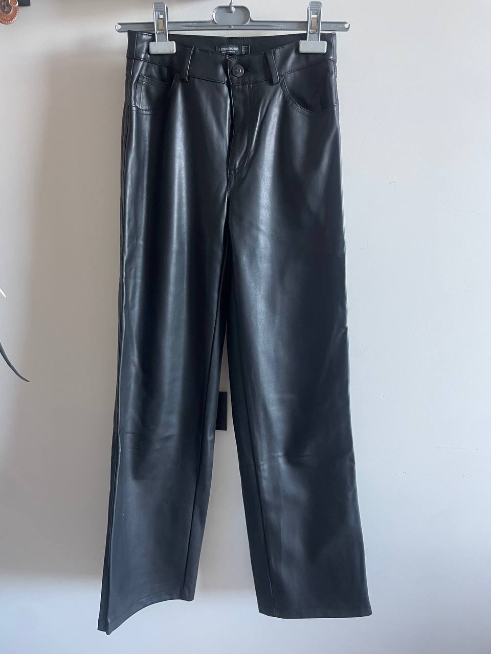 Брюки Stradivarius из экокожи