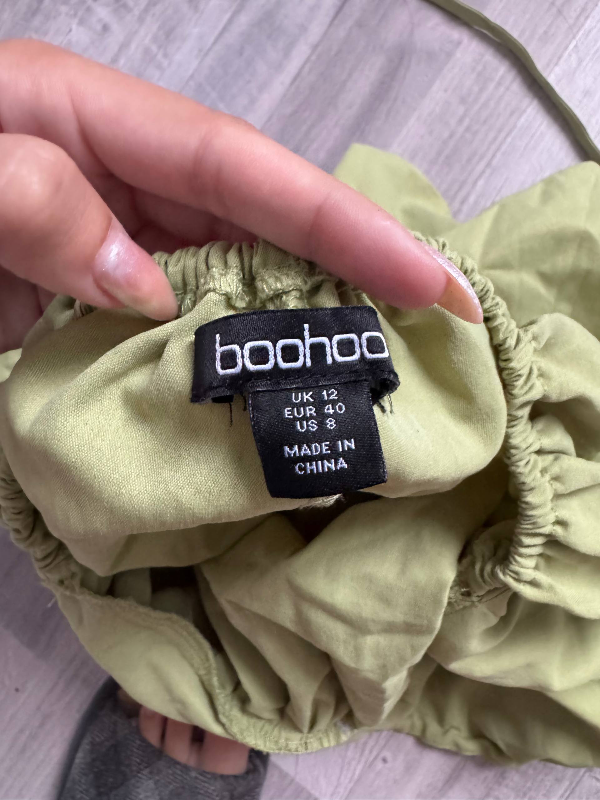 Платье Boohoo фисташковое с вырезом на талии M/L