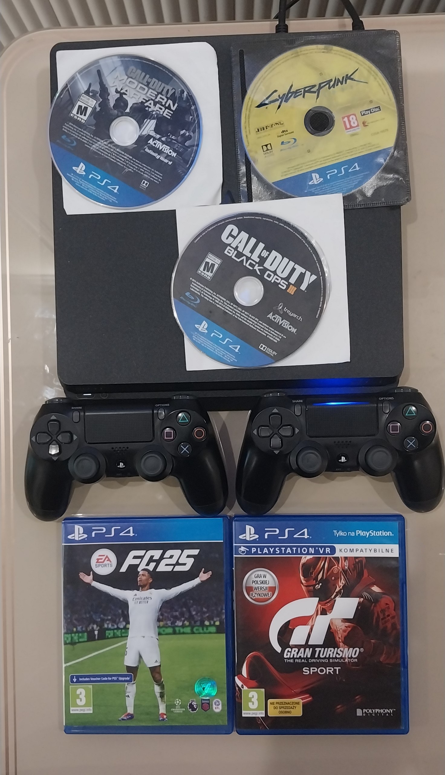 PlayStation 4 Slim 1TB с 2 геймпадами и 5 играми на дисках