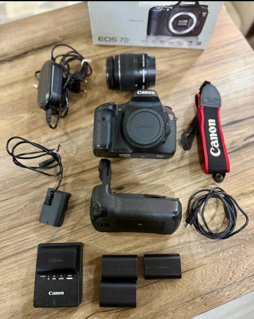 Canon EOS 7D + объектив EF-S 18–55mm, Battery Grip, аксессуары