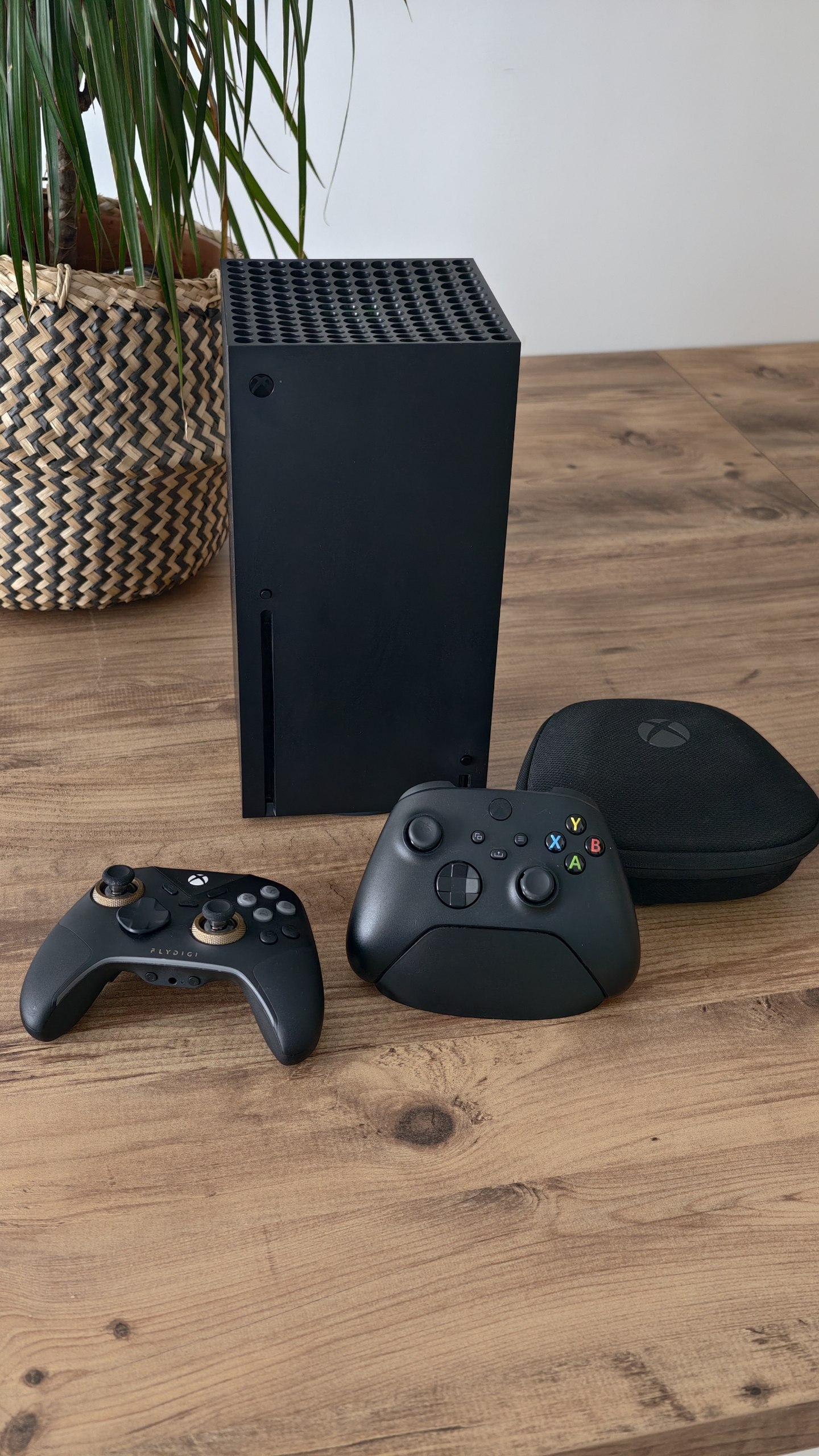 Xbox Series X + 3 геймпада (Xbox Controller, Elite Controller, Flydigi Vader 5S)