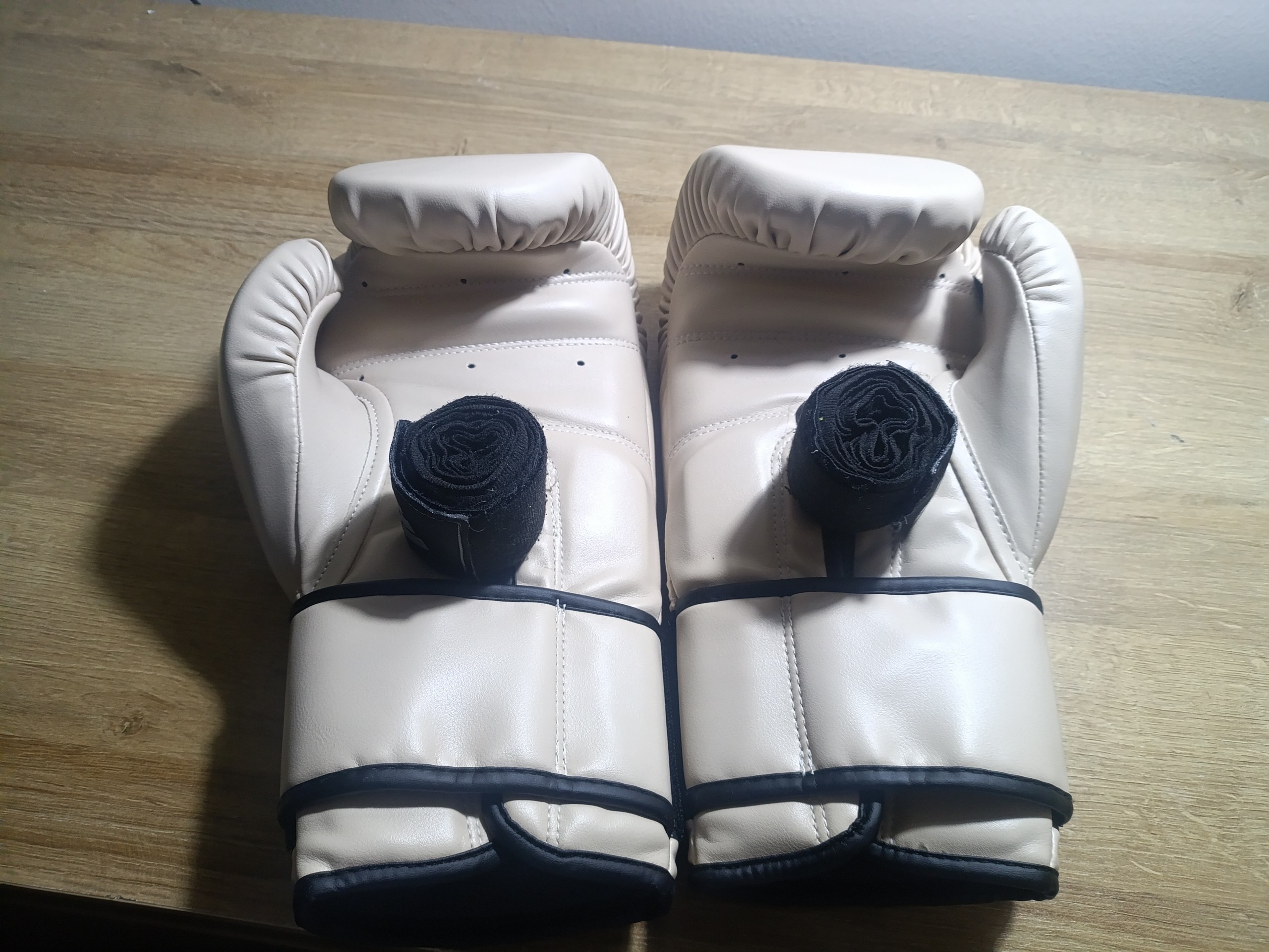 Перчатки Fight House 16 oz + бинты