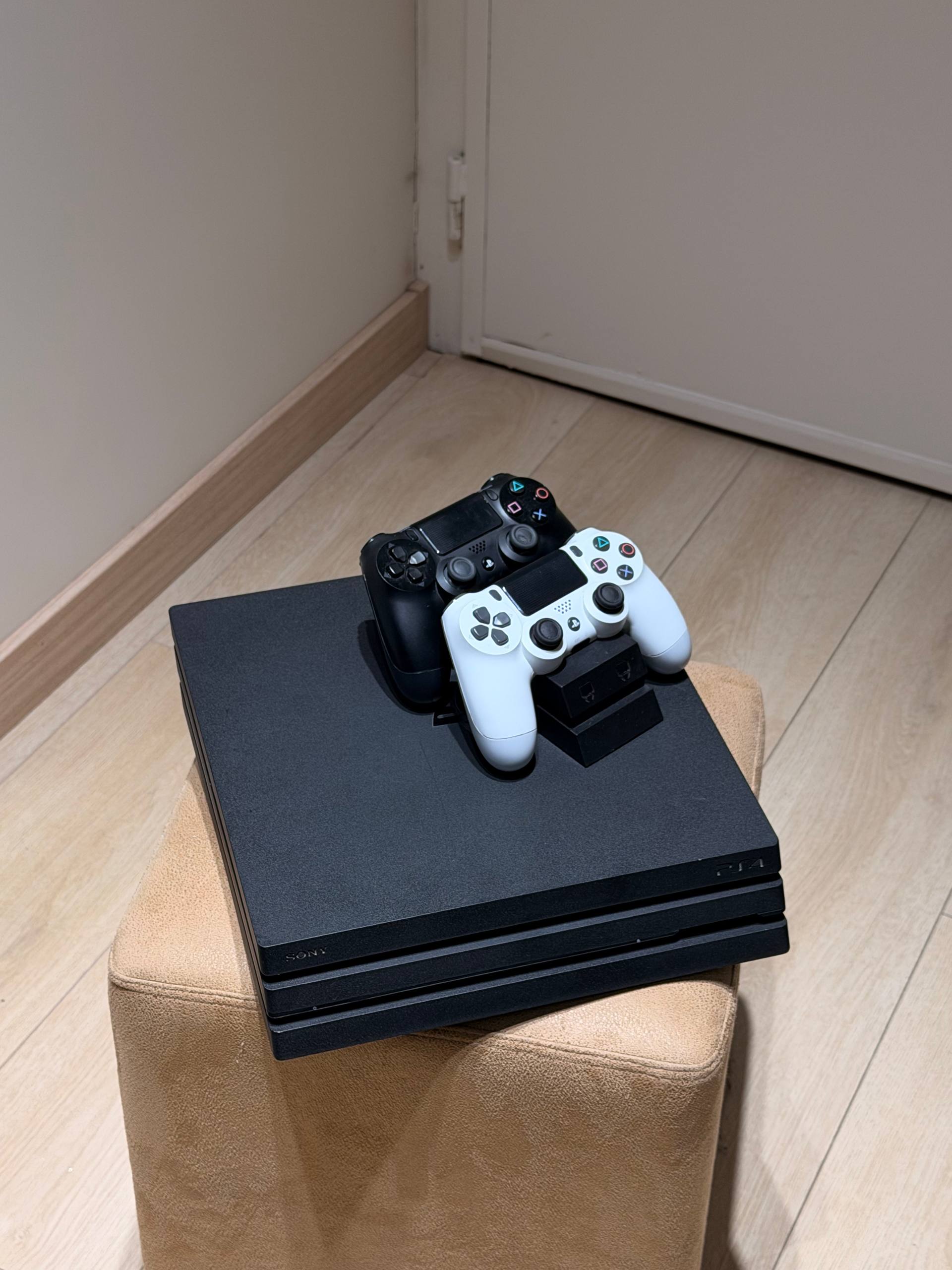 PlayStation 4 Pro 1TB с 2 джойстиками и подпиской