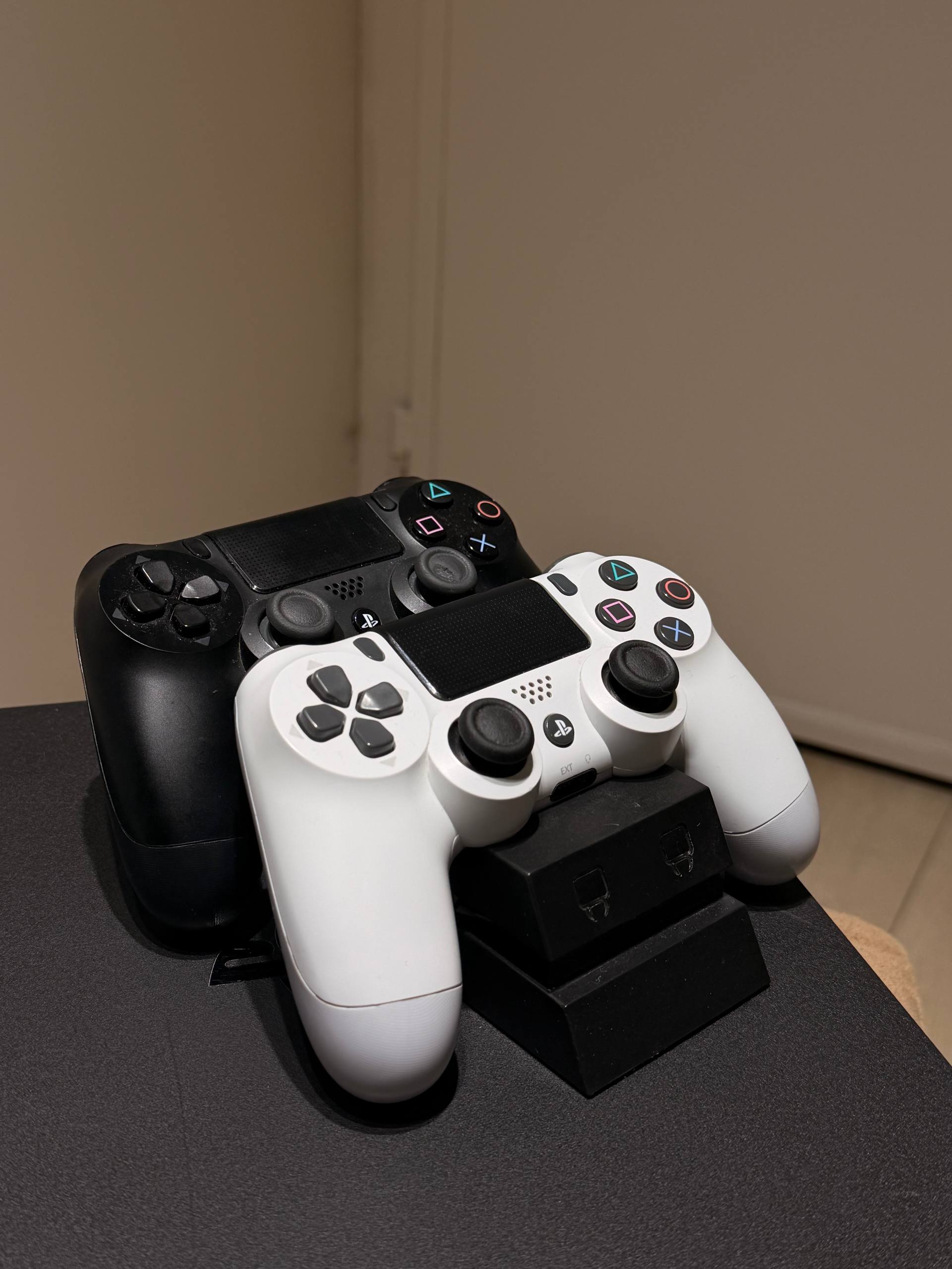 PlayStation 4 Pro 1TB с 2 джойстиками и подпиской