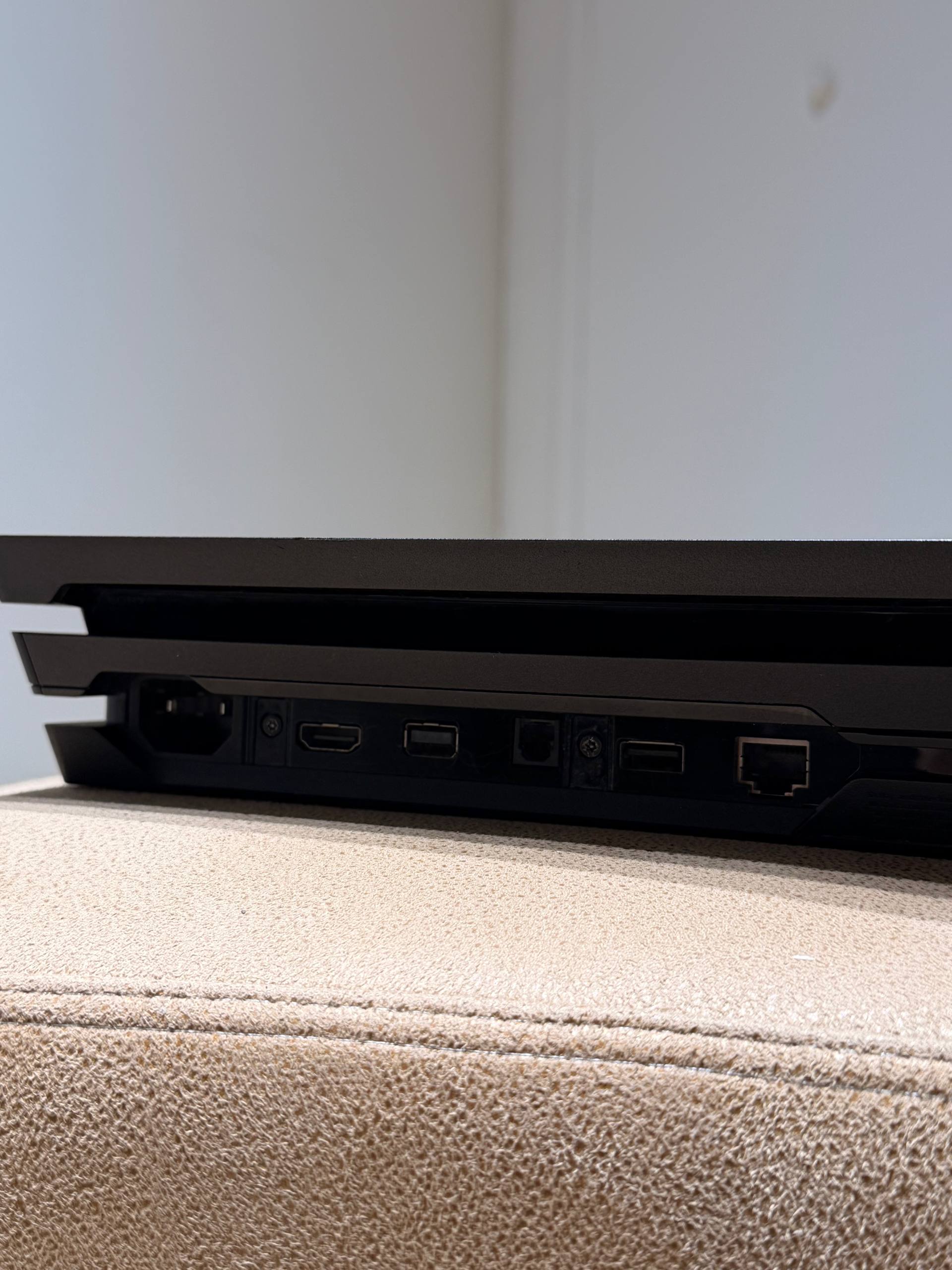 PlayStation 4 Pro 1TB с 2 джойстиками и подпиской