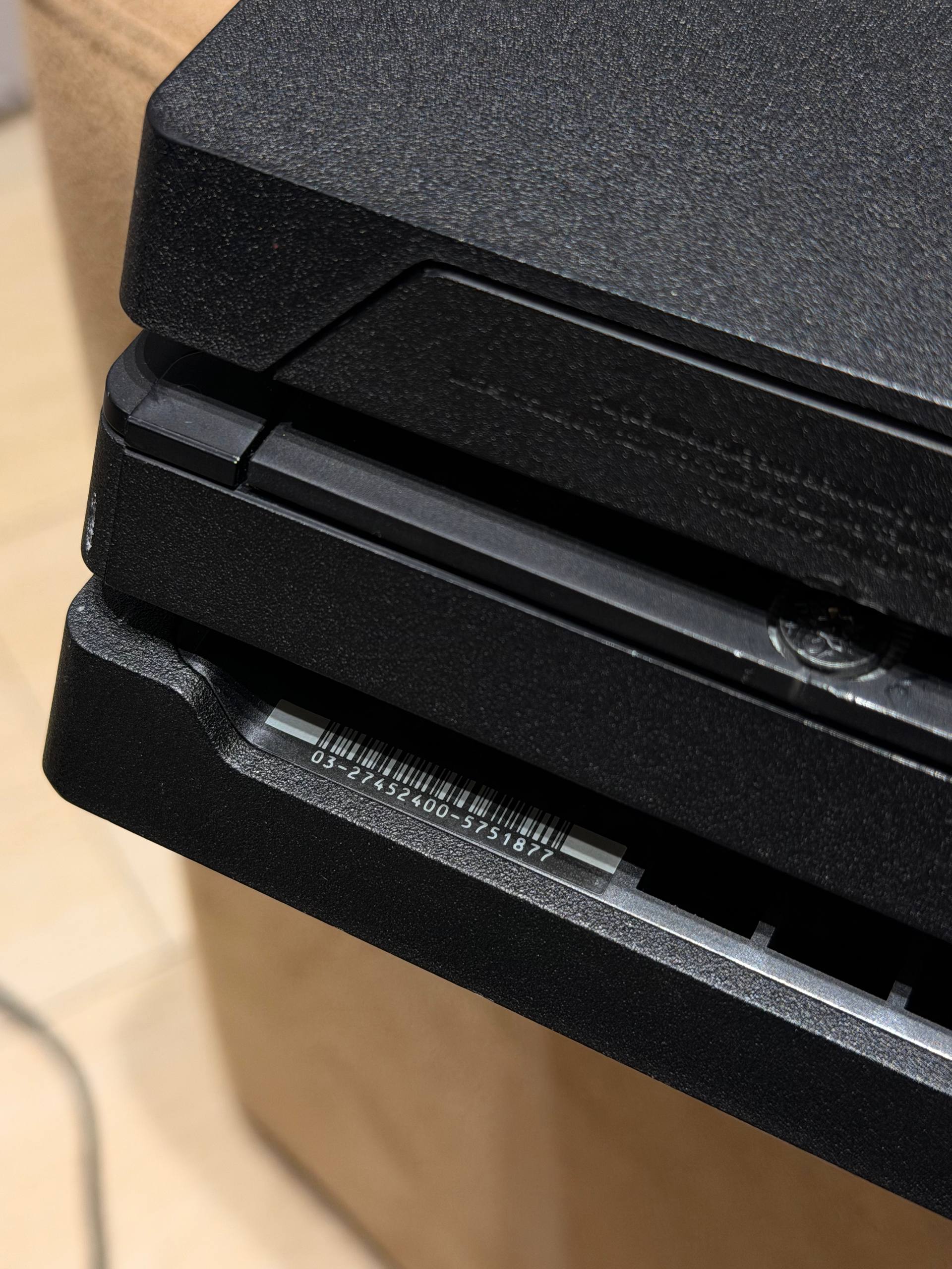 PlayStation 4 Pro 1TB с 2 джойстиками и подпиской