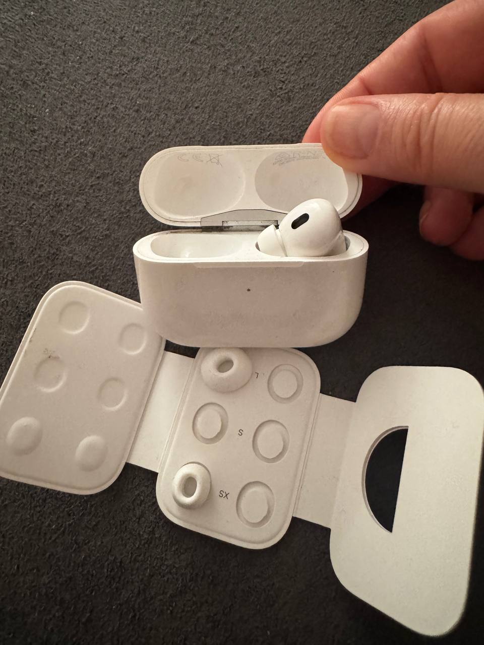Apple AirPods Pro 2 правый наушник с кейсом