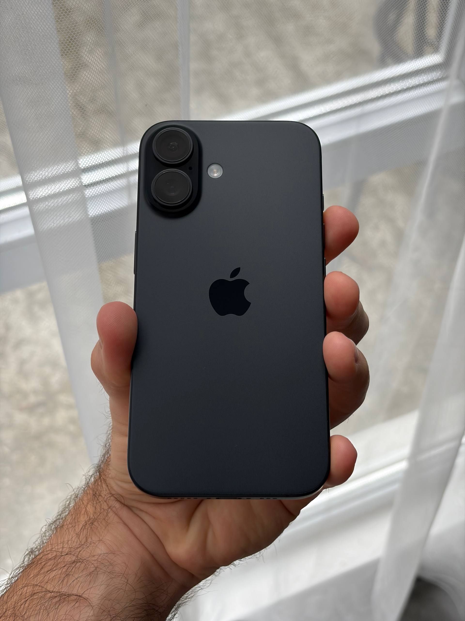 iPhone 16 256GB черный, полный комплект с чехлом Apple