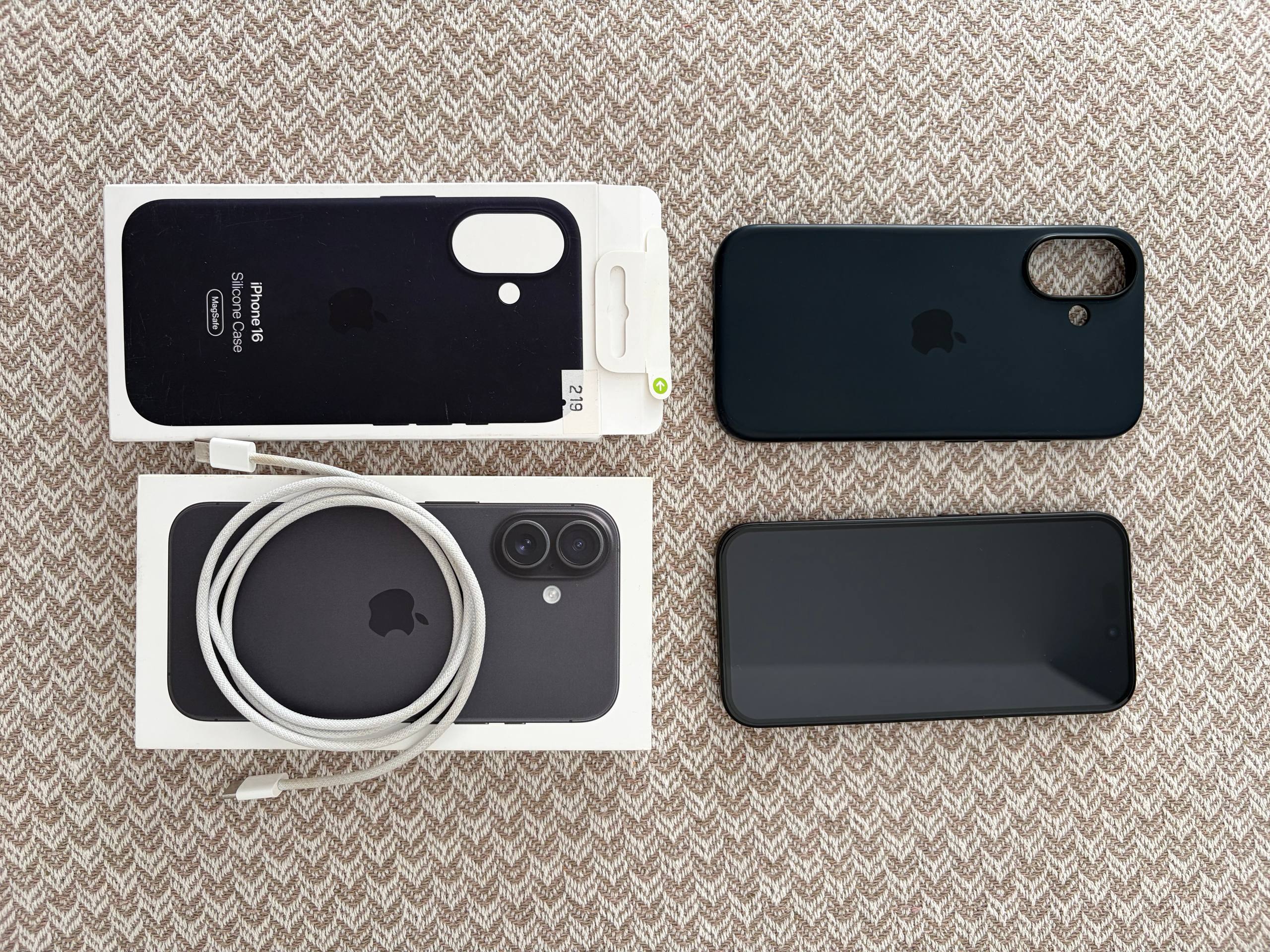 iPhone 16 256GB черный, полный комплект с чехлом Apple