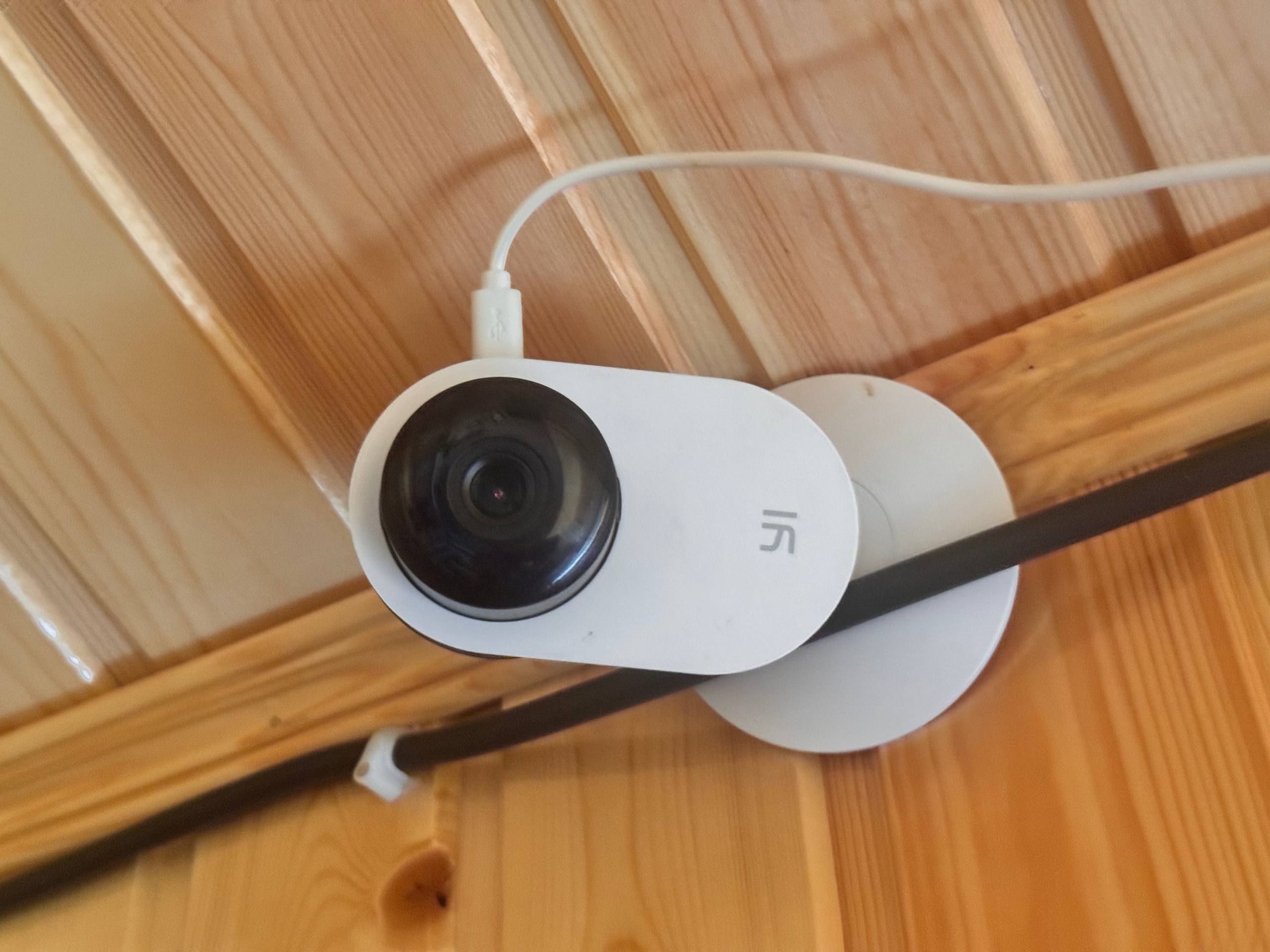 Камера видеонаблюдения YI PRO
