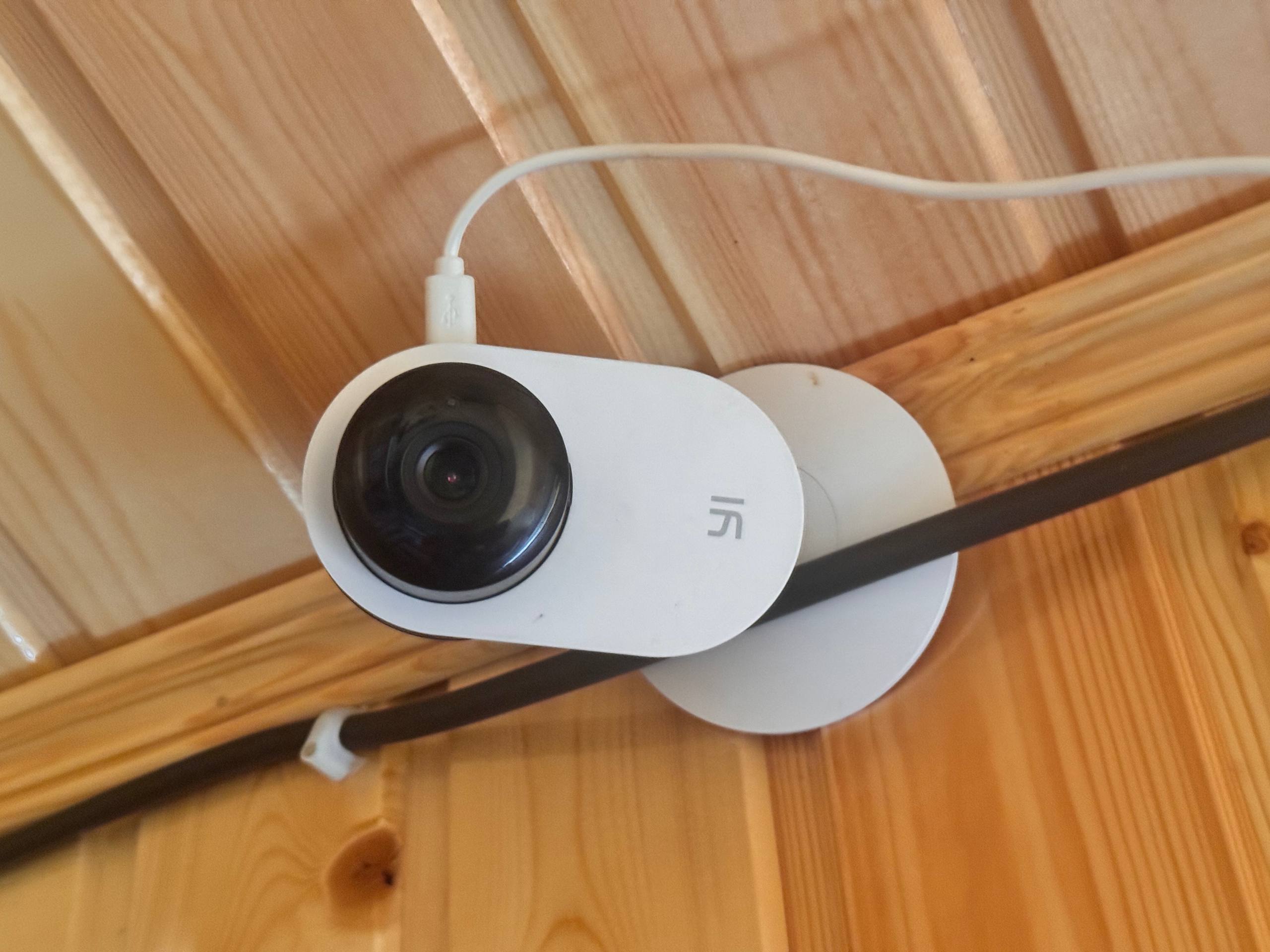 Камера видеонаблюдения YI PRO