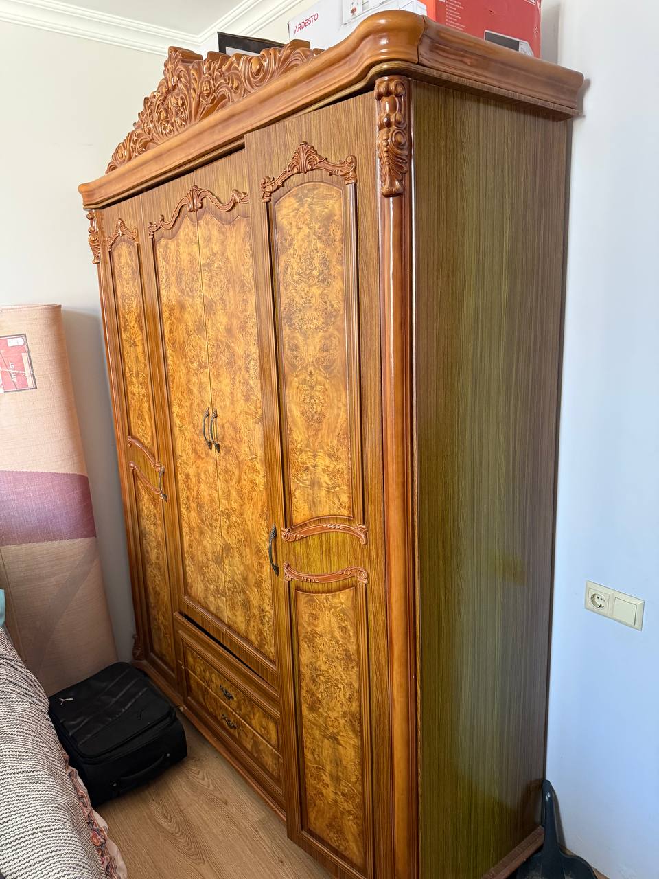 Спальный гарнитур: шкаф, кровать с матрасом, туалетный столик с зеркалом, 2 тумб