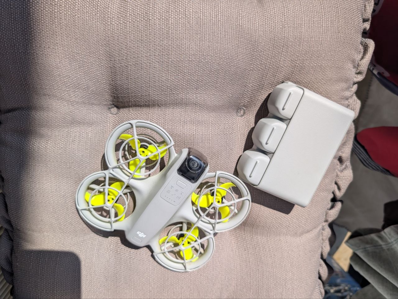 DJI Neo дрон с 3 аккумуляторами и зарядной станцией