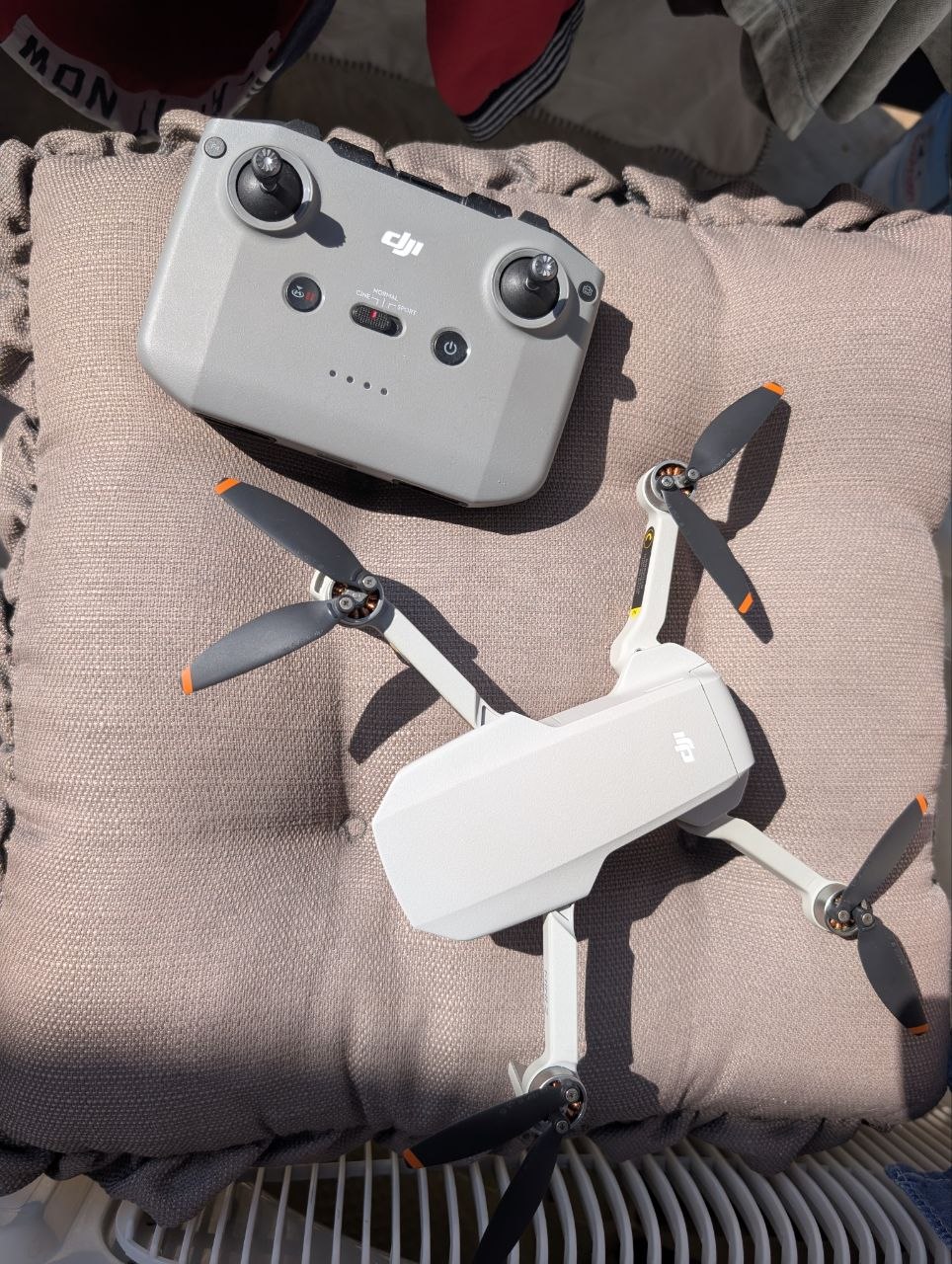 DJI Neo дрон с 3 аккумуляторами и зарядной станцией