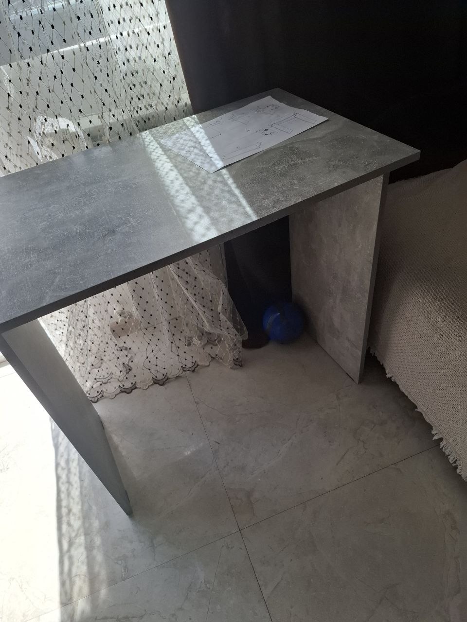 Стол цвета бетон, 75x48x78 см