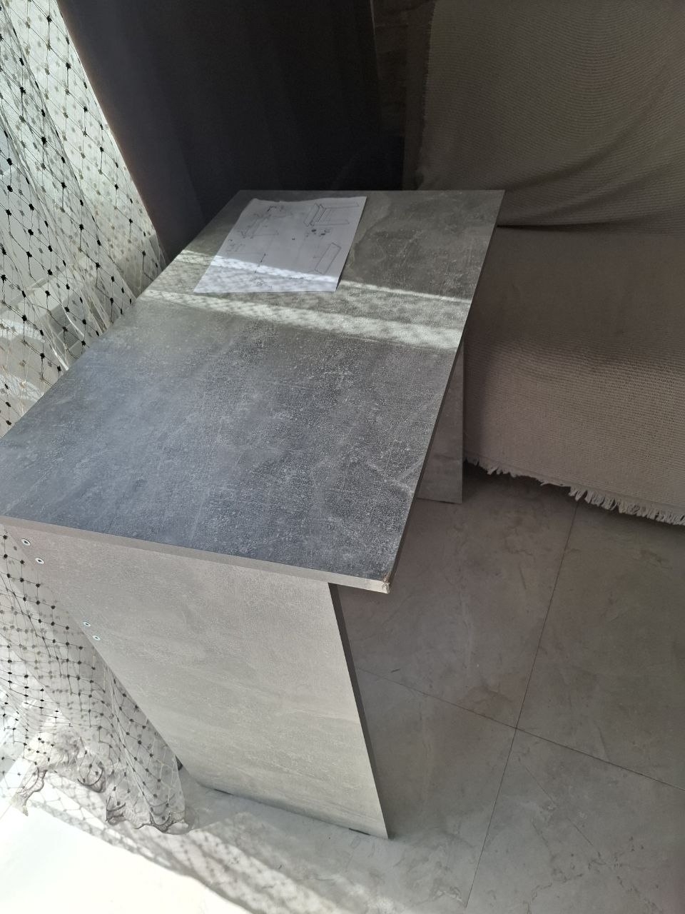 Стол цвета бетон, 75x48x78 см