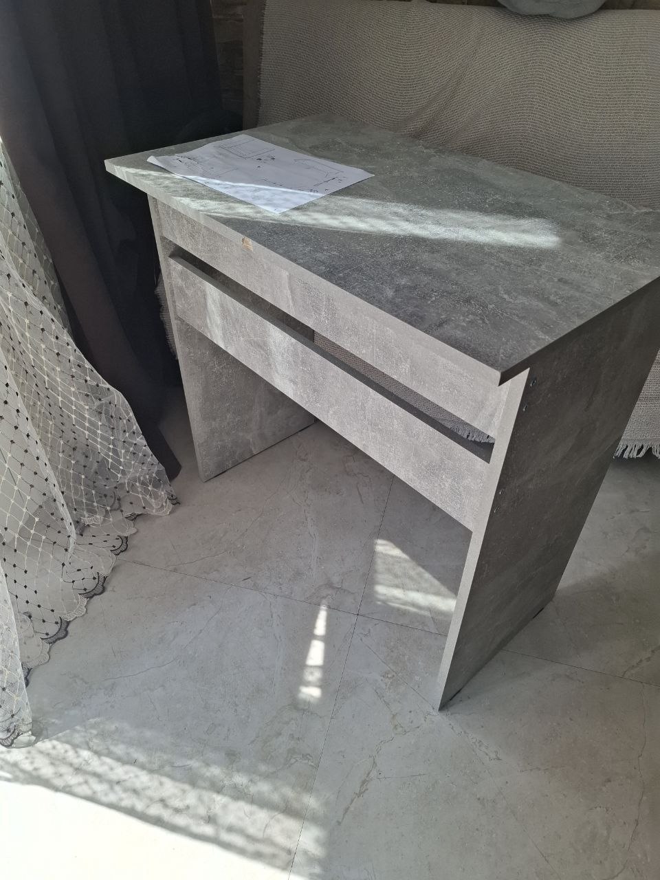 Стол цвета бетон, 75x48x78 см