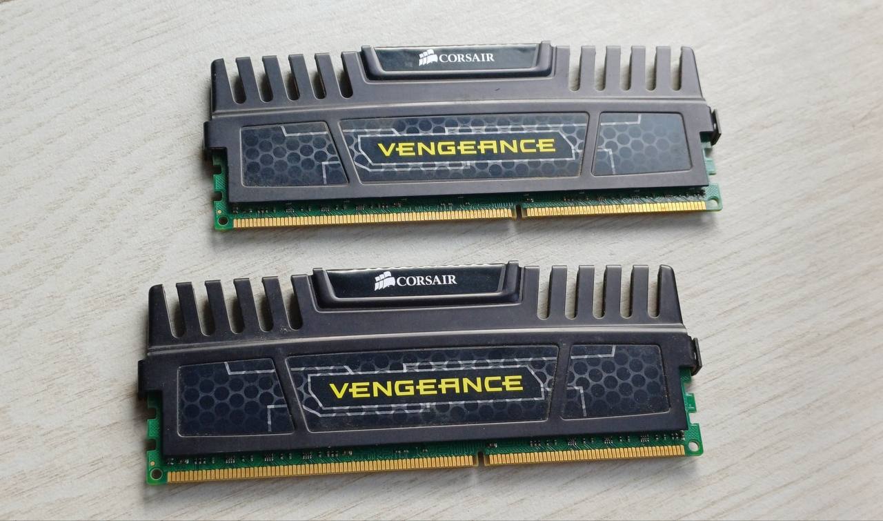 Corsair Vengeance DDR3 16 ГБ (2×8 ГБ) 1600 МГц