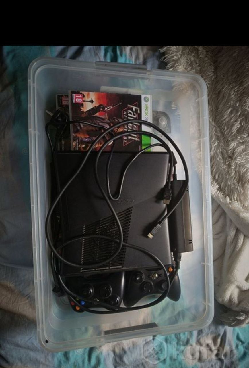 Xbox 360 с геймпадом и играми