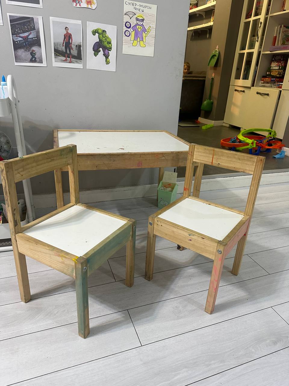 Детский комплект IKEA LÄTT: стол и два стульчика