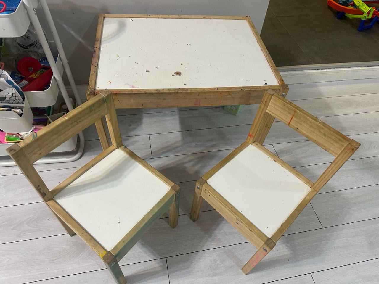 Детский комплект IKEA LÄTT: стол и два стульчика