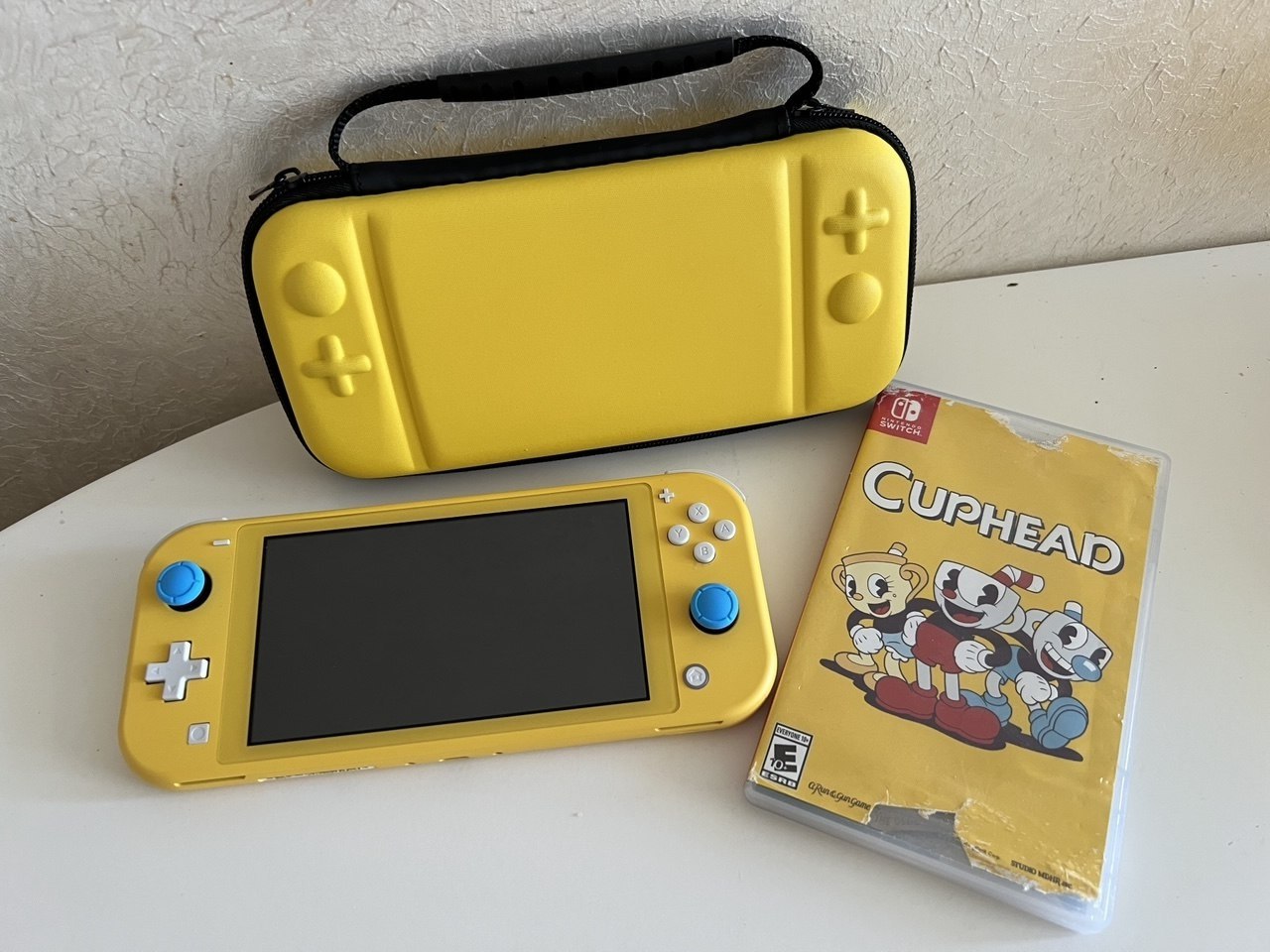 Nintendo Switch Lite Yellow + чехол + Cuphead