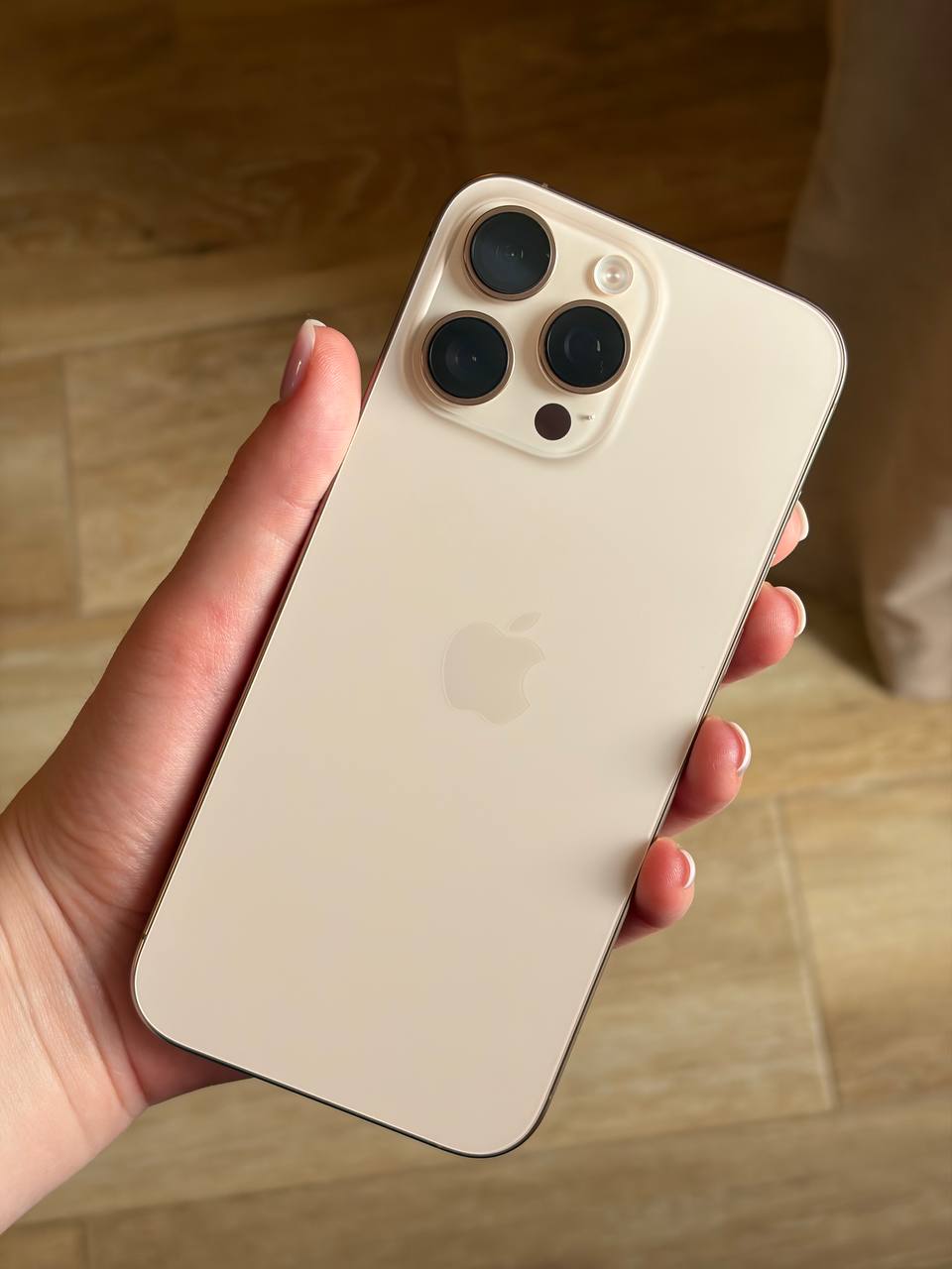 iPhone 16 Pro Max, только eSIM, с 10 чехлами