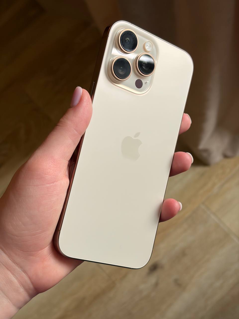 iPhone 16 Pro Max, только eSIM, с 10 чехлами