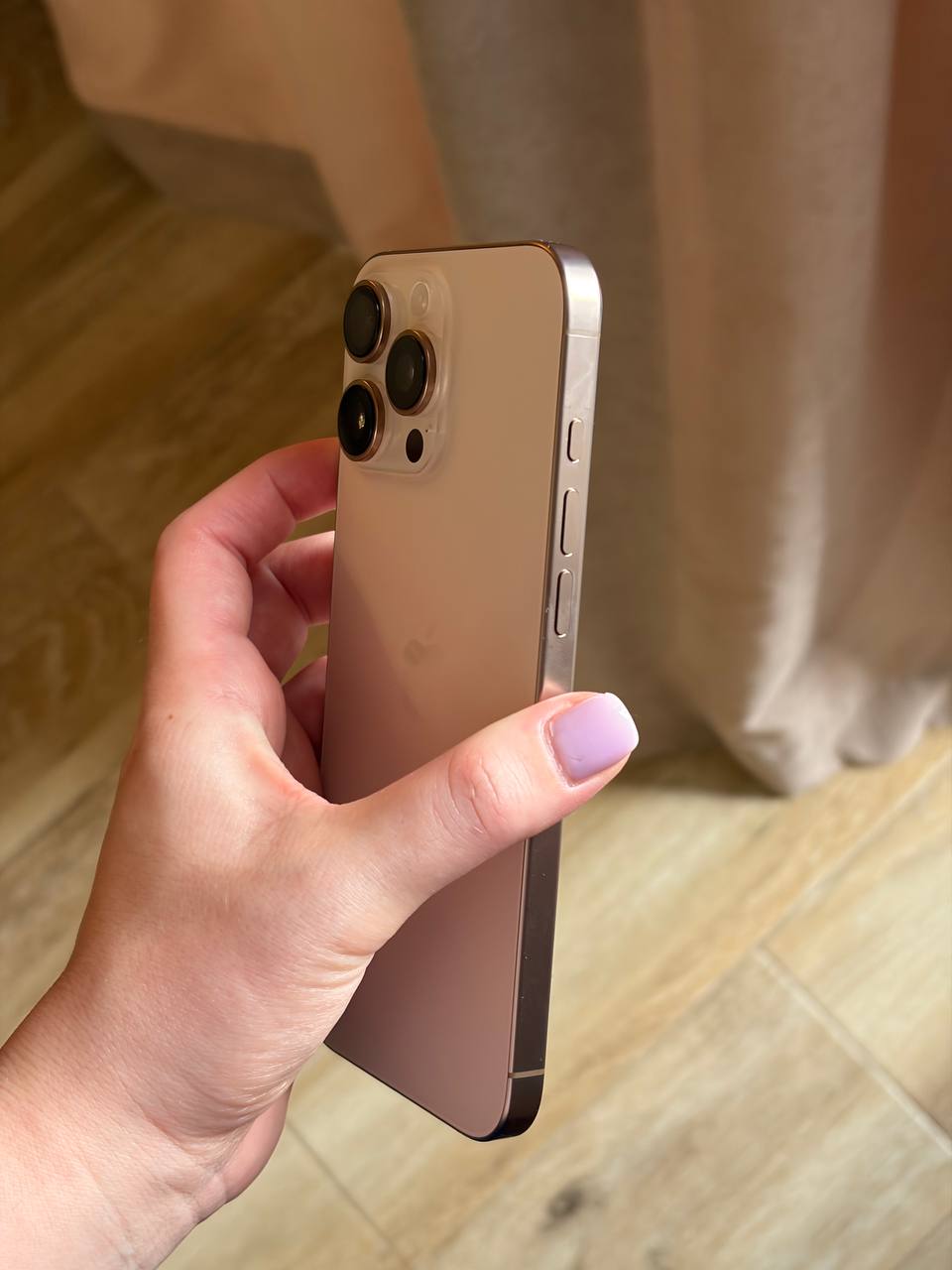 iPhone 16 Pro Max, только eSIM, с 10 чехлами