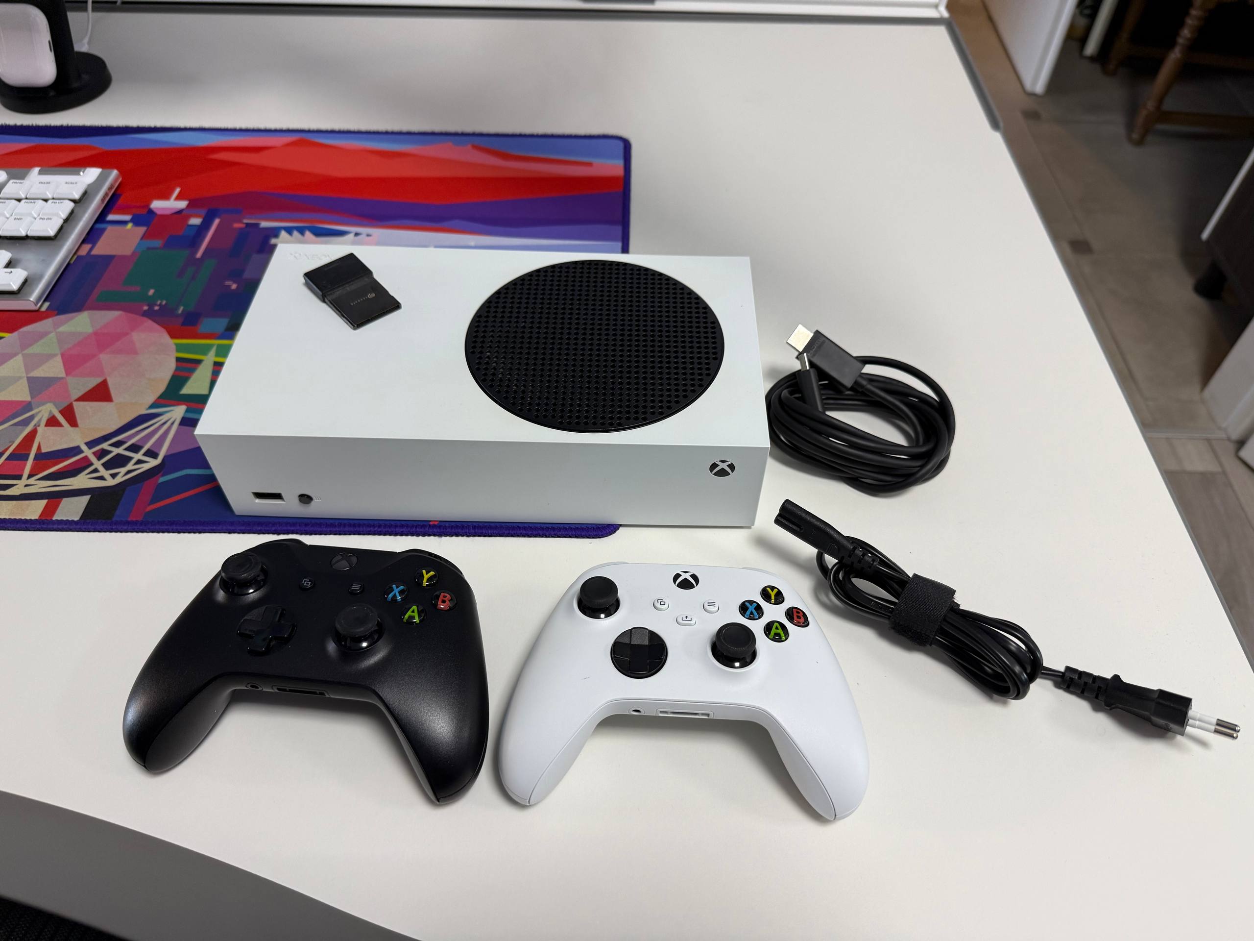 Xbox Series S 512GB + карта памяти 1TB, 2 геймпада