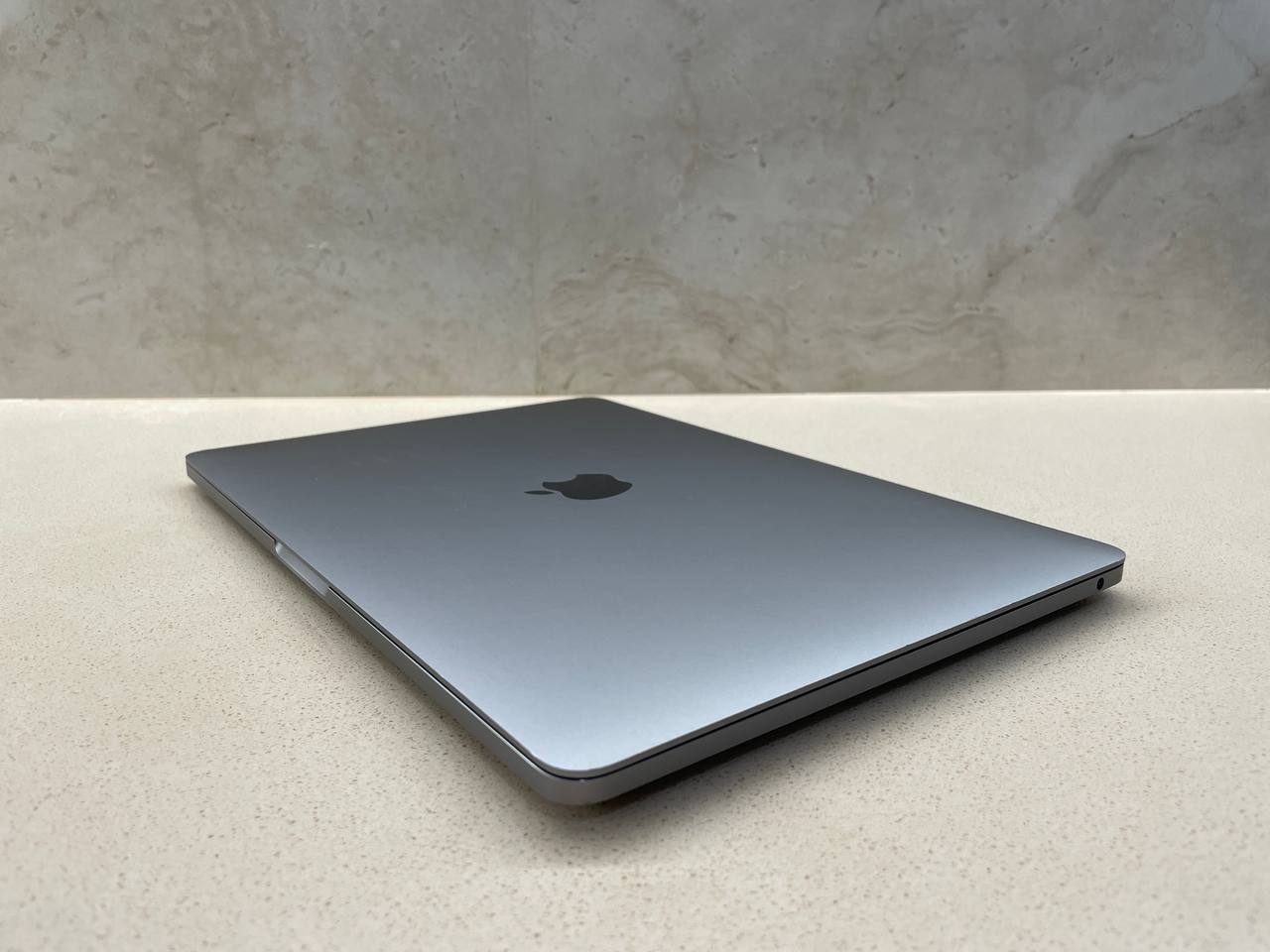 MacBook Pro M1 8/256 ГБ с Touch Bar