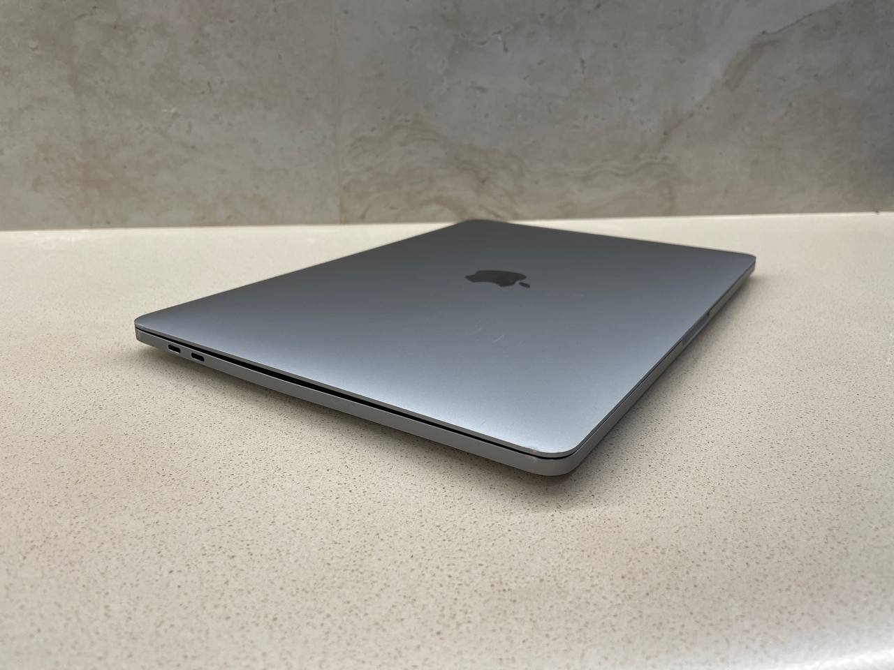 MacBook Pro M1 8/256 ГБ с Touch Bar