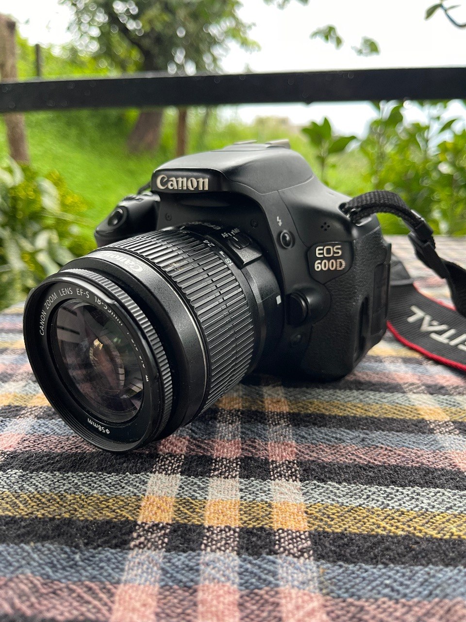 Canon EOS 600D с объективом 18–55 мм и картой памяти 16 ГБ