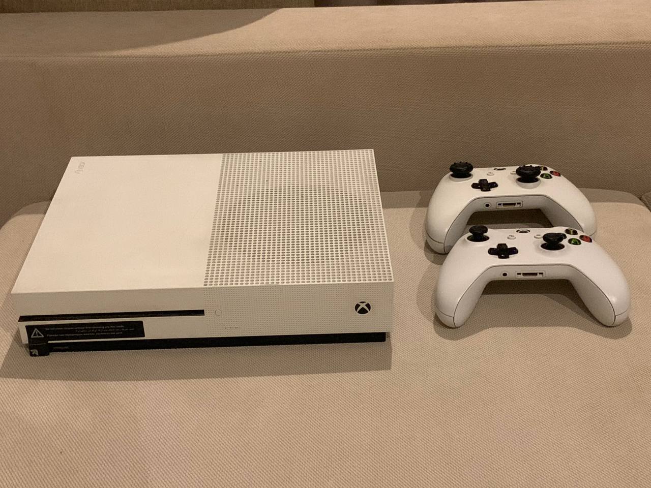Консоль Xbox One S 1TB + 2 геймпада