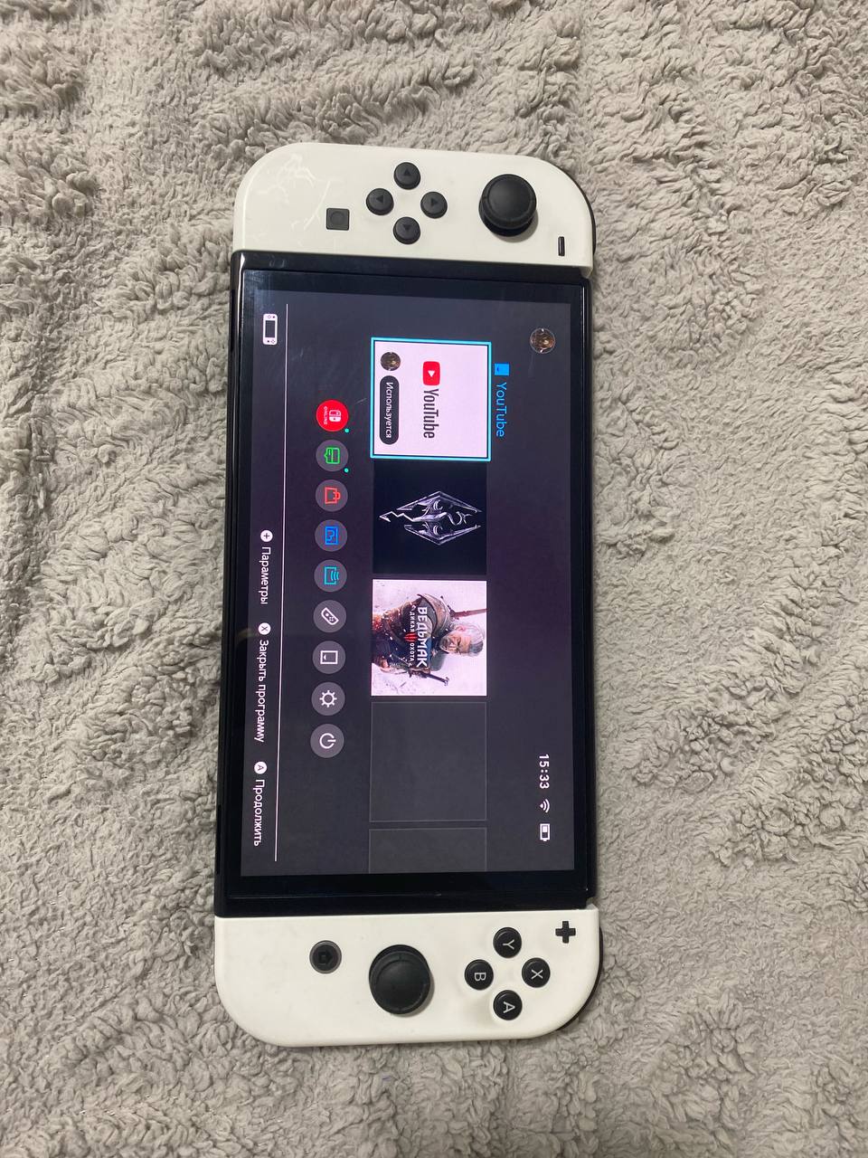 Nintendo Switch OLED с играми Skyrim и The Witcher 3