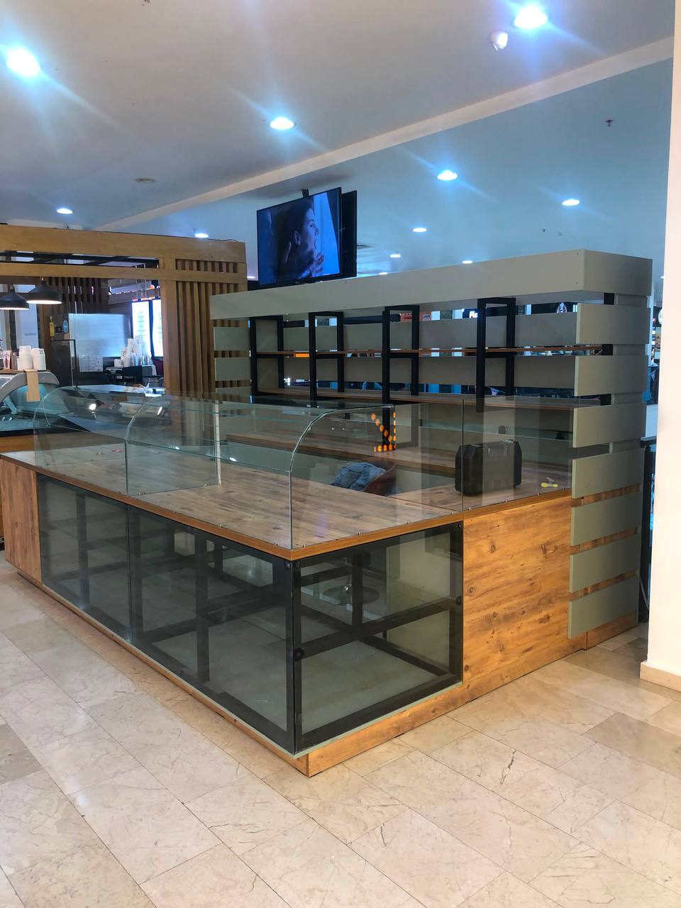 Стенд для продажи сладостей и кофе 3,80 × 2,50 м