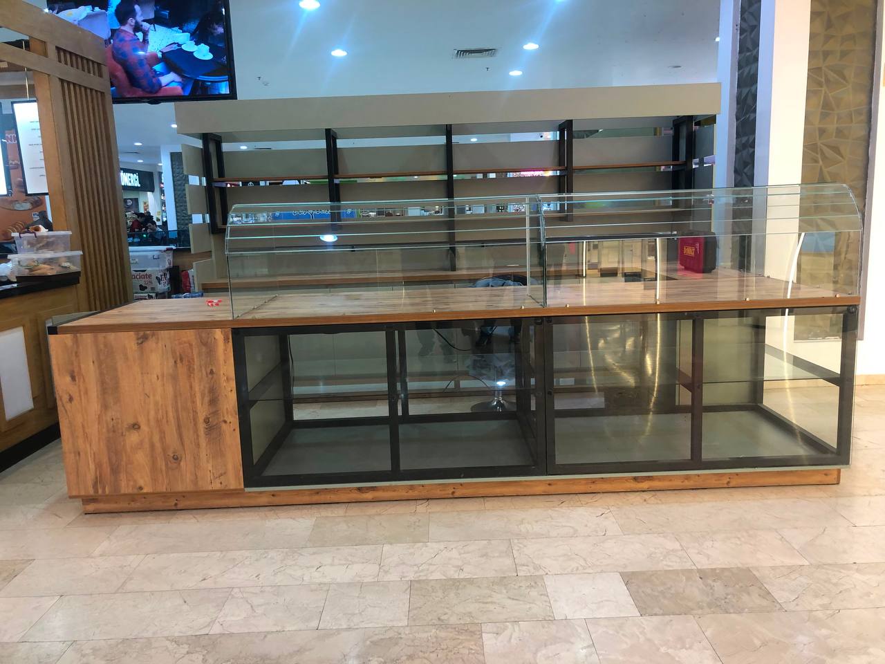 Стенд для продажи сладостей и кофе 3,80 × 2,50 м