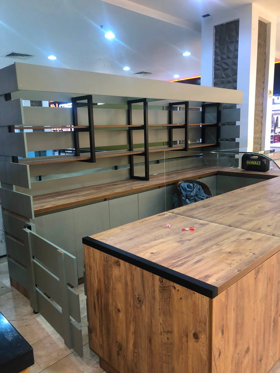Стенд для продажи сладостей и кофе 3,80 × 2,50 м